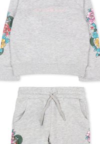 Ensemble de sweatshirt gris et de pantalons de jogging assortis. Le sweatshirt présente des motifs floraux sur les manches ; le pantalon a une taille élastique et des poches.