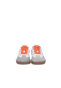Niskie sneakersy z białą skórzaną cholewką, szarymi zamszowymi akcentami i jaskrawopomarańczowymi sznurówkami. Brązowa gumowa podeszwa z teksturowanymi detalami.