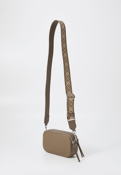 Sac rectangulaire marron avec une finition texturée, doté d'une sangle à motifs et de quincaillerie en argent, y compris des tirettes de fermeture éclair et une boucle ajustable.