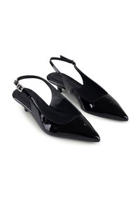 Pantofi slingback din piele lacuită neagră, cu vârf ascuțit, toc mic și accent decorativ cu cataramă pe curea. Textură netedă și design elegant.