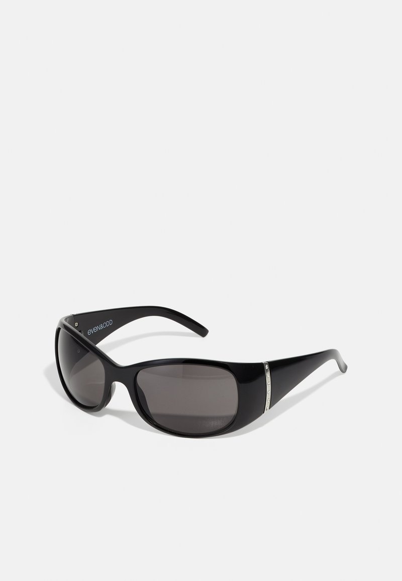 Schwarze Sonnenbrille mit glänzendem Kunststoffrahmen, grauen verlaufenden Gläsern und silberfarbenen Akzenten an den Seiten. Schlankes, geschwungenes Design.