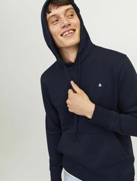Marineblauer Hoodie aus weichem Stoff. Mit einer vorderen Kängurutasche, einer Kapuze mit Kordelzug und kleinem Logo auf der Brust. Glatte Textur.