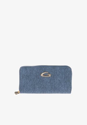 Portafoglio in denim blu con zip a tutto giro, emblema del logo tono oro e tiretto della zip su sfondo bianco.