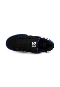 Černé skateboardové boty s modrými akcenty, z textilních a syntetických materiálů, kulatá špička, ploché šněrování, logo na jazyku, textured povrch a bílá podrážka.