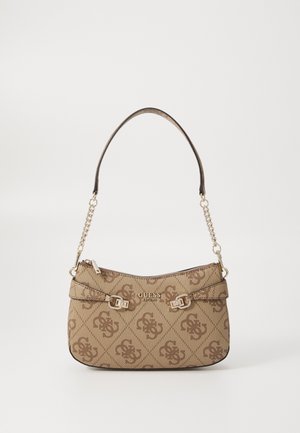 Sac à épaule Guess marron à motifs avec bandoulière chaîne dorée, deux boucles décoratives et fermeture éclair sur le dessus.