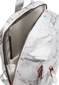 Mochila con patrón de mármol blanco y cremallera de oro rosa, que cuenta con un interior espacioso y un bolsillo para un portátil o una tablet.
