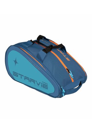 Blauw-oranje sport duffeltas met dubbele handvatten, zijlogo met de tekst "STAR VIE PRO" en twee vakken met ritssluiting.