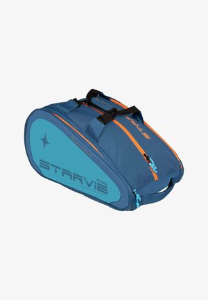 Blauw-oranje sport duffeltas met dubbele handvatten, zijlogo met de tekst "STAR VIE PRO" en twee vakken met ritssluiting.