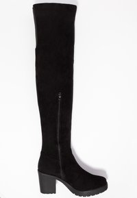 Botas negras de gamuza hasta la rodilla; cuentan con una cremallera lateral, tacón grueso y textura suave.