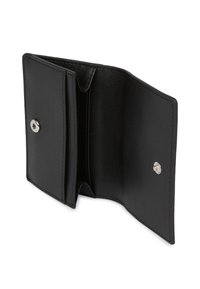 Juodas odinis bifold piniginė, atidaryta, su matomais spaudimo mygtukais ir tuščiomis compartmentais kortelėms arba gryniems.