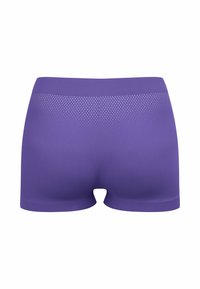 Shorts de sport violets avec une texture lisse, taille mi-haute et un motif perforé subtil sur le dos pour une meilleure respirabilité.