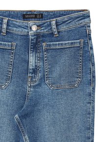 Jeans in denim azzurro chiaro con zone scolorite, cinque tasche, cuciture in rame e chiusura a bottone argentato. L'etichetta riporta "CALLIOPE."
