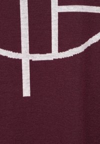 Burgunderfarbener Strickstoff mit einem großen weißen grafischen Design, das gerade Linien und Kurven umfasst und ein geometrisches Muster bildet. Glatte Textur.