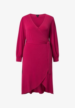 Fuchsia wikkeljurk gemaakt van zachte stof, met een diepe V-hals, lange pofmouwen, een zijstrikriem en een diagonale zoom.