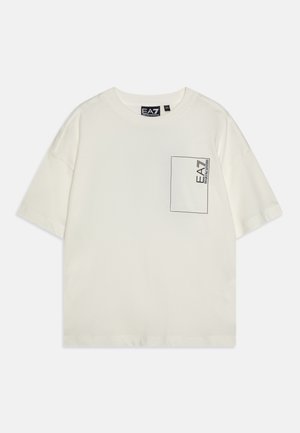 T-shirt a maniche corte, di colore crema, realizzata in tessuto morbido. Presenta una tasca quadrata sul lato sinistro del petto con stampa del logo nera e bordatura delineata.