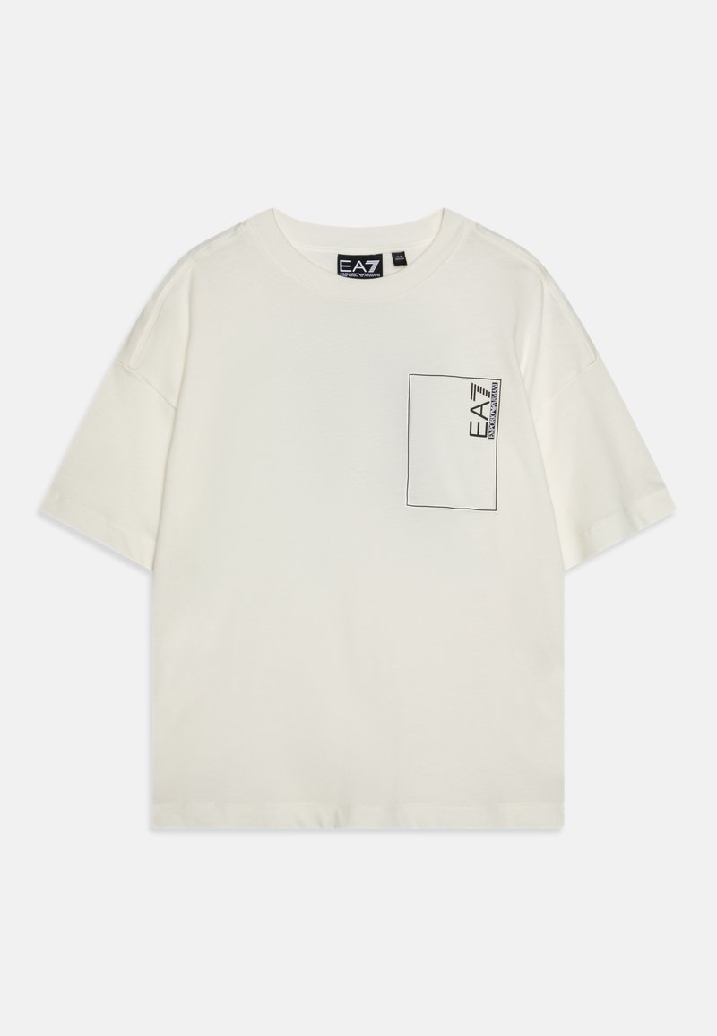 T-shirt a maniche corte, di colore crema, realizzata in tessuto morbido. Presenta una tasca quadrata sul lato sinistro del petto con stampa del logo nera e bordatura delineata.