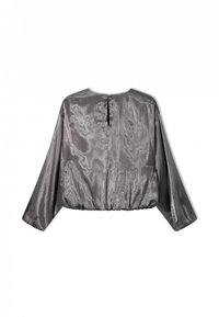 Graue metallische Bluse mit langen Ärmeln, gerafftem Bund und einer Schlitzöffnung im Rücken. Glatte Textur mit leichtem Glanz.
