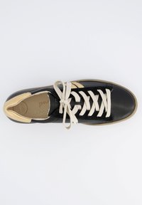 Czarne skórzane sneakersy z beżowymi akcentami. Posiadają okrągły czubek, beżowe sznurówki i miękką wkładkę. Teksturowany wzór na zewnętrznej części.