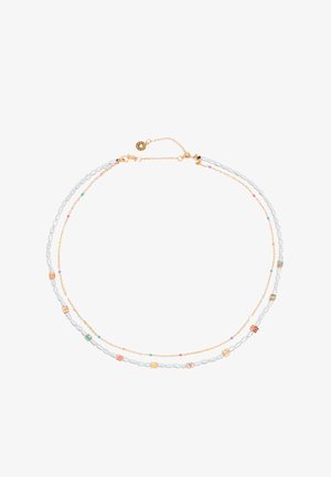 Collar de dos capas con perlas blancas y acentos coloridos. Los eslabones de cadena dorada y los bloques de letras añaden detalle. Cierre ajustable.