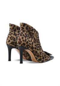 Stivaletti alla caviglia con stampa leopardata, con una morbida tomaia in pelliccia testurizzata, dettagli in pelle nera e un sottile tacco a stiletto.