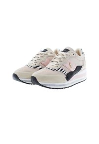 Beige mocka och nät sneakers med svarta och rosa accenter, med ett randigt mönster, rund tå och en tjock vit sula.