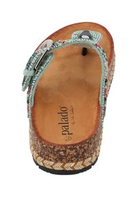 Sandal in perline turchesi con sole in sughero, design piatto, fibbia decorativa e accenti colorati. Presenta una soletta testurizzata e un bordo intrecciato.