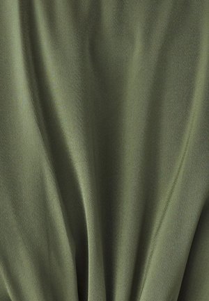 Maslinasto zeleni materijal glatke, blago sjajne teksture, s mekanim nabiranjem i suptilnim valovima, idealan za odjeću ili presvlake.
