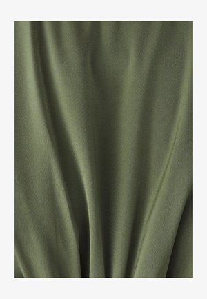 Oliiviroheline kangas, millel on sile ja veidi läikiv tekstuur, pehmete voldikute ja õrnade lainetega, sobib ideaalselt riiete või polstrina kasutamiseks.