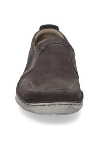 Braune Wildleder-Slipschuhe mit runder Zehenform, sichtbaren Nähten und einer strukturierten Gummisohle. Glatte Oberfläche mit subtil kontrastierenden Akzenten.