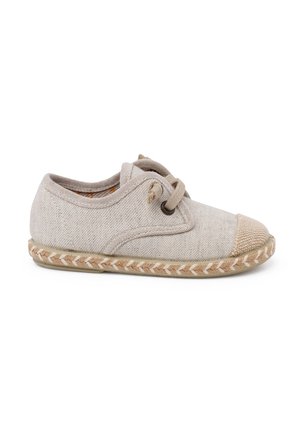 Beige Leinenschuh mit runder Zehenpartie, kontrastierendem strukturiertem Zehenbereich, Schnürverschluss und einer geflochtenen Sohle im Jute-Stil.