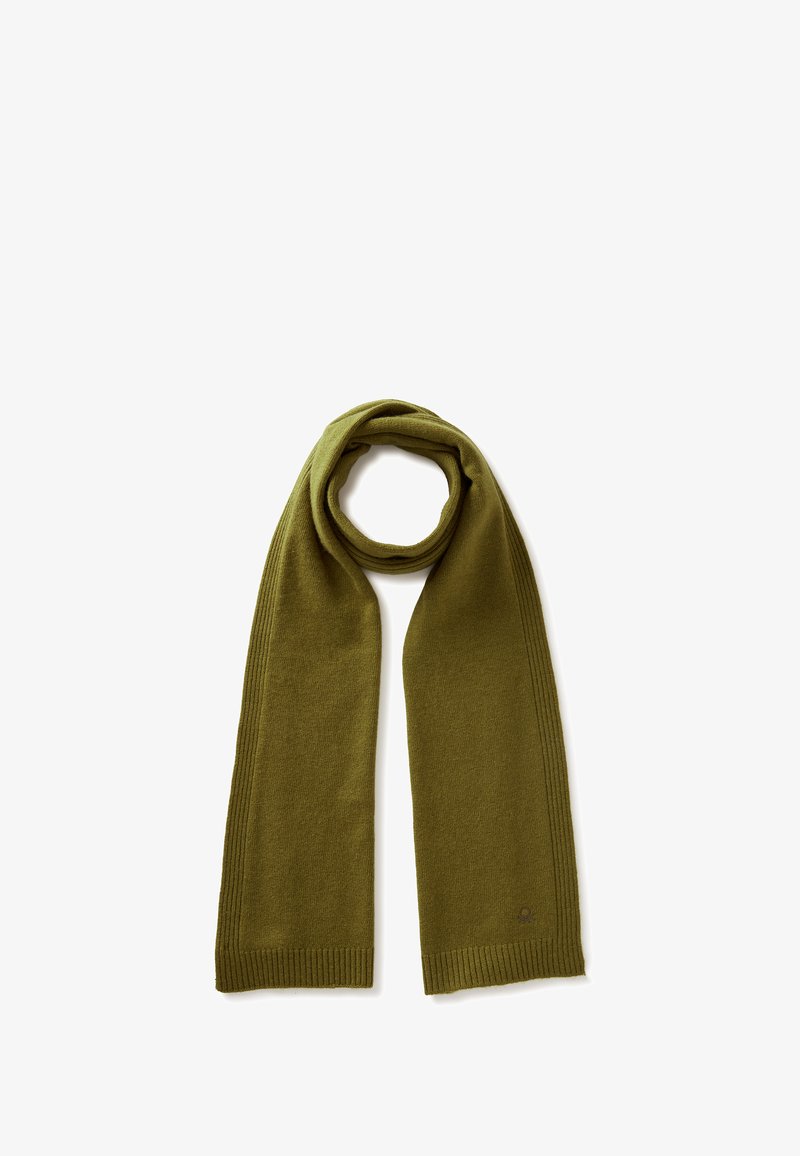 Oliwkowy, dzianinowy szalik o gładkiej fakturze, z prążkowanymi krawędziami i pętelkowym wzorem ułatwiającym noszenie.