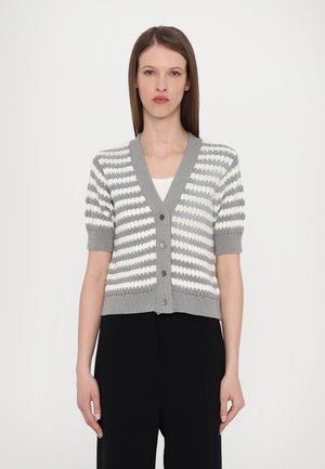 Knitwear lyhythihainen kardigan V-kauluksella, jossa on vaakasuorat harmaa ja valkoinen raidoitus, teksturoitu neulepinta ja nappikiinnitys edessä.