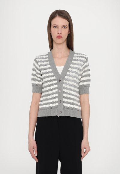 Korte mouwen cardigan met V-hals, voorzien van horizontale grijs-witte strepen, textuur breiwerk en knoopsluiting aan de voorkant.