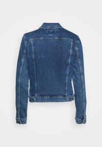 Mörkblå denimjacka med långa ärmar, krage och ryggsömmar. Har stickade sömmar, knäppning vid ärmsluten och justerbara midjeband.