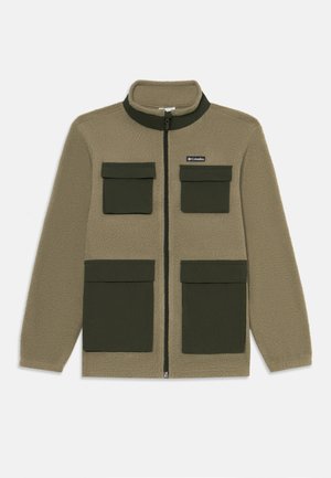 Chaqueta de forro polar en verde caqui con un cuello alto, cremallera frontal y cuatro bolsillos con solapa. Lavable a máquina, con tejido texturizado.
