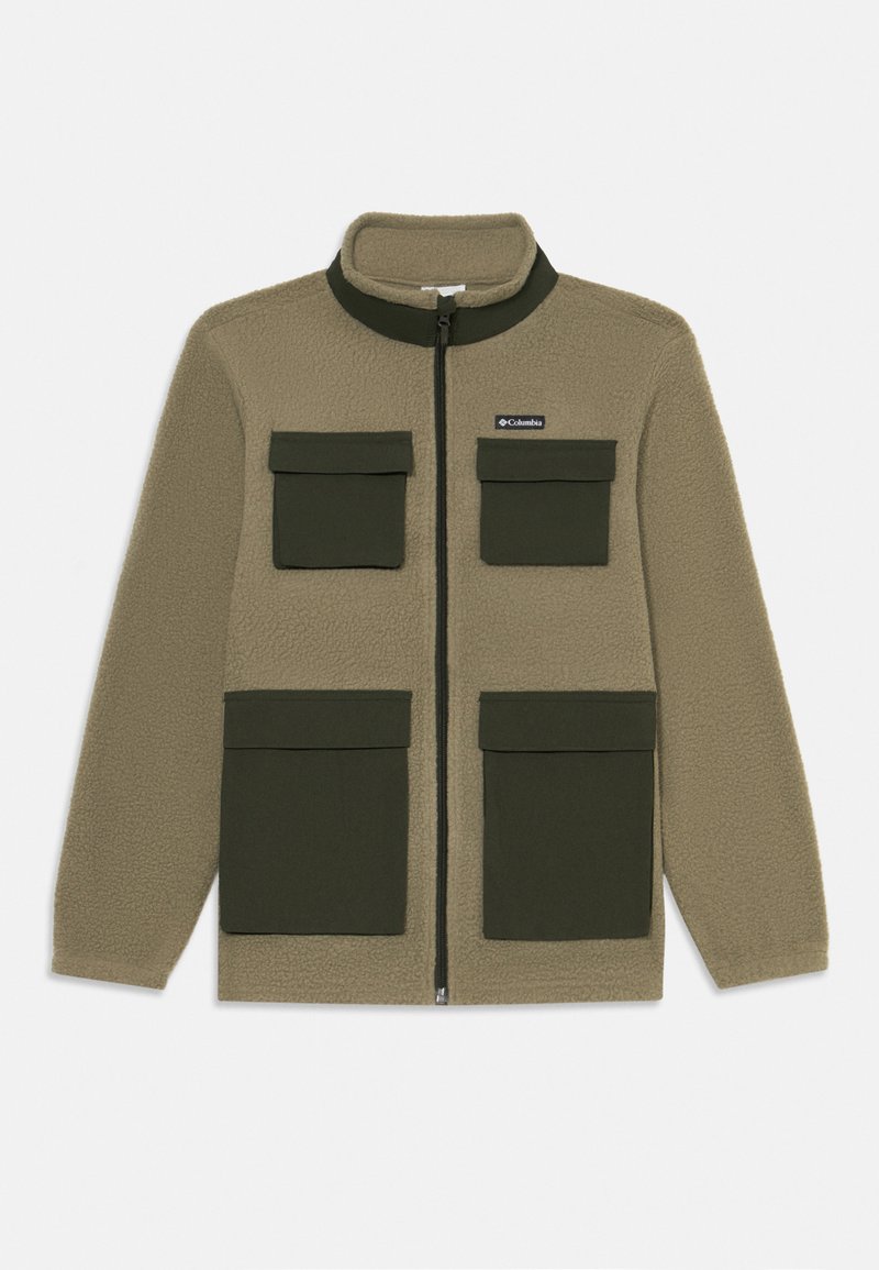 Casaco de fleece em verde caqui com gola alta, fecho frontal e quatro bolsos com fechos de aba. Lavável na máquina, tecido texturizado.