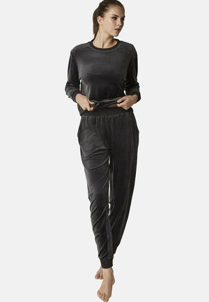 Ensemble de loungewear en velours gris foncé comprenant un haut à manches longues et un pantalon à taille élastique avec poches. Texture lisse et design à jambes fuselées.