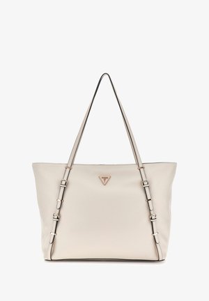 Borsa tote in pelle beige con due lunghi manici, forma rettangolare, dettagli hardware discreti e un logo in un emblema triangolare sul davanti.