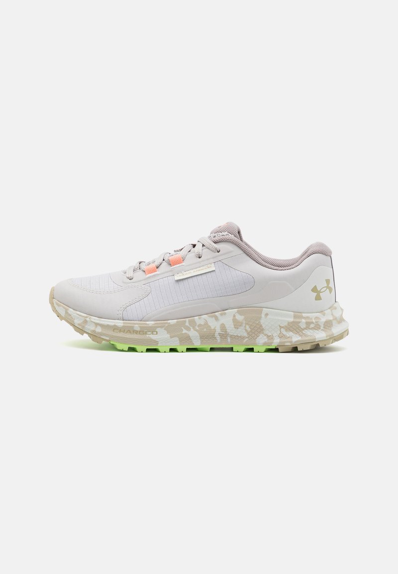 Scarpa da corsa grigio chiaro con superiore texturizzato, dettagli rosa e suola con motivo camouflage. Presenta un'intersuola ammortizzata e una suola esterna resistente con buona trazione.