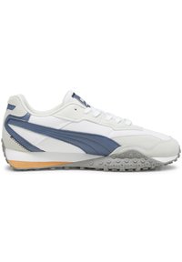 Weißer Sport sneaker mit blauen und grauen Akzenten, obermaterial aus strukturiertem Stoff, Gummisohle mit kreisförmigen Traktionsmustern und Schnürsenkeln.