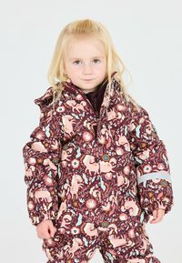 Kinderen gewatteerde sneeuwpak in bordeauxrood met een bloemen- en dierenpatroon. Kenmerken zijn een hoge kraag, ritssluiting en reflecterende accenten.
