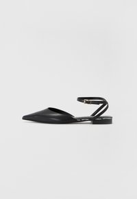 Černé kožené slingback boty s špičatou špičkou, plochým podpatkem a minimalistickým nártem s přezkovým uzávěrem. Logo značky na podešvi.