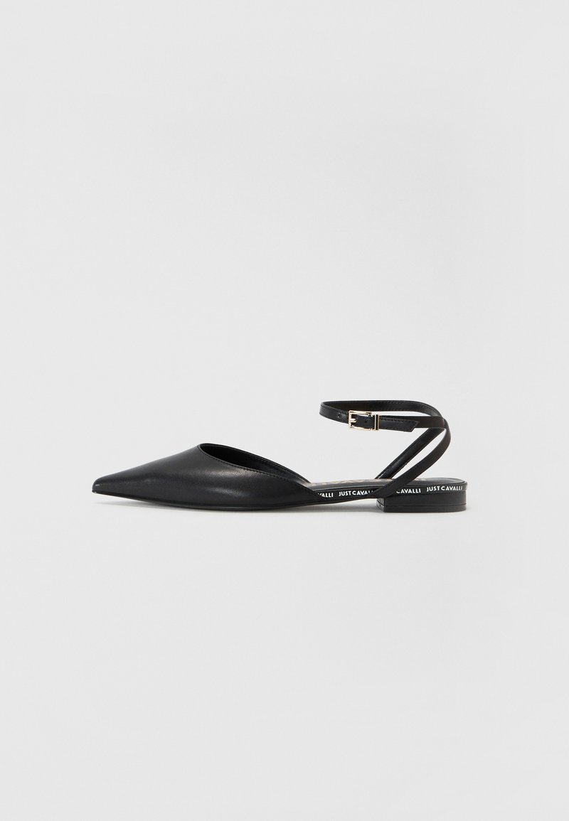 Černé kožené slingback boty s špičatou špičkou, plochým podpatkem a minimalistickým nártem s přezkovým uzávěrem. Logo značky na podešvi.