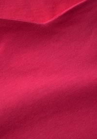 Fuksjowa bawełniana tkanina o gładkiej, lekko elastycznej strukturze i delikatnym prążkowanym wzorze, prezentująca płaską, złożoną powierzchnię.