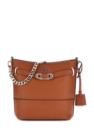 Borsa in pelle marrone con finitura testurizzata, tracolla in catena argentata, logo sulla parte anteriore e un piccolo cartellino. Presenta una siluetta elegante e strutturata.