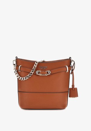 Borsa in pelle marrone con finitura testurizzata, tracolla in catena argentata, logo sulla parte anteriore e un piccolo cartellino. Presenta una siluetta elegante e strutturata.