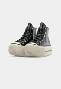 Sorte høyde sneakers med glatt overflate, med hvite striper, tykk strukturert såle og sorte snøringer.