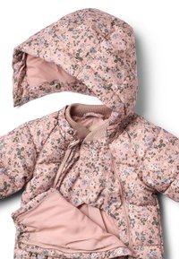 Ružová prešívaná bunda s kvetinovým vzorom, odnímateľnou kapucňou, rebrovaným golierom a zapínaním na zips. Má mäkkú vnútornú podšívku a gombíkové detaily.