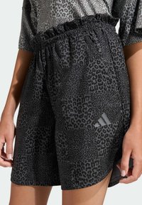 Čierne šortky s leopardím vzorom. Vyrobené z ľahkej látky s elastickým pásom. Na boku je malý sivý logotyp.