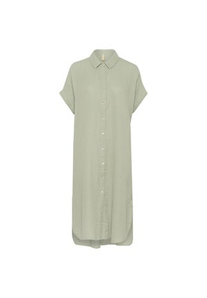 Vestido corto de manga corta, abotonado, de color verde claro y con cuello, hecho de una tela suave y texturizada, que presenta una silueta recta y aberturas laterales.